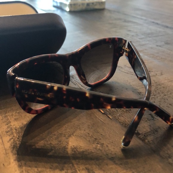 Louis Vuitton sunglasses lightly used in excellent condition ! - Picture 5 of 9